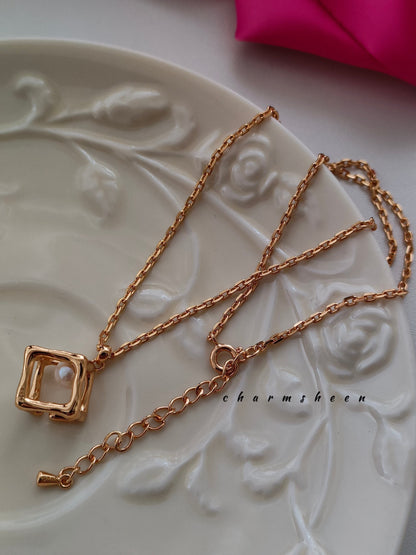 [Matthew] STERLING  SILVER 18K GOLD PLATING CUBE WITH PEARL NECKLACE PNDANT