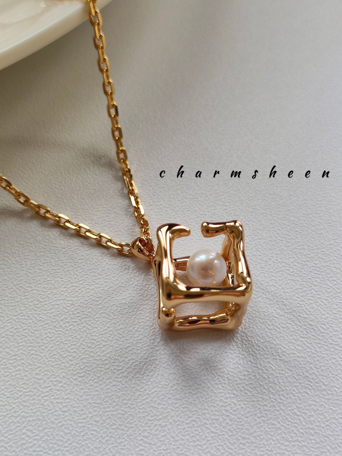 [Matthew] STERLING  SILVER 18K GOLD PLATING CUBE WITH PEARL NECKLACE PNDANT